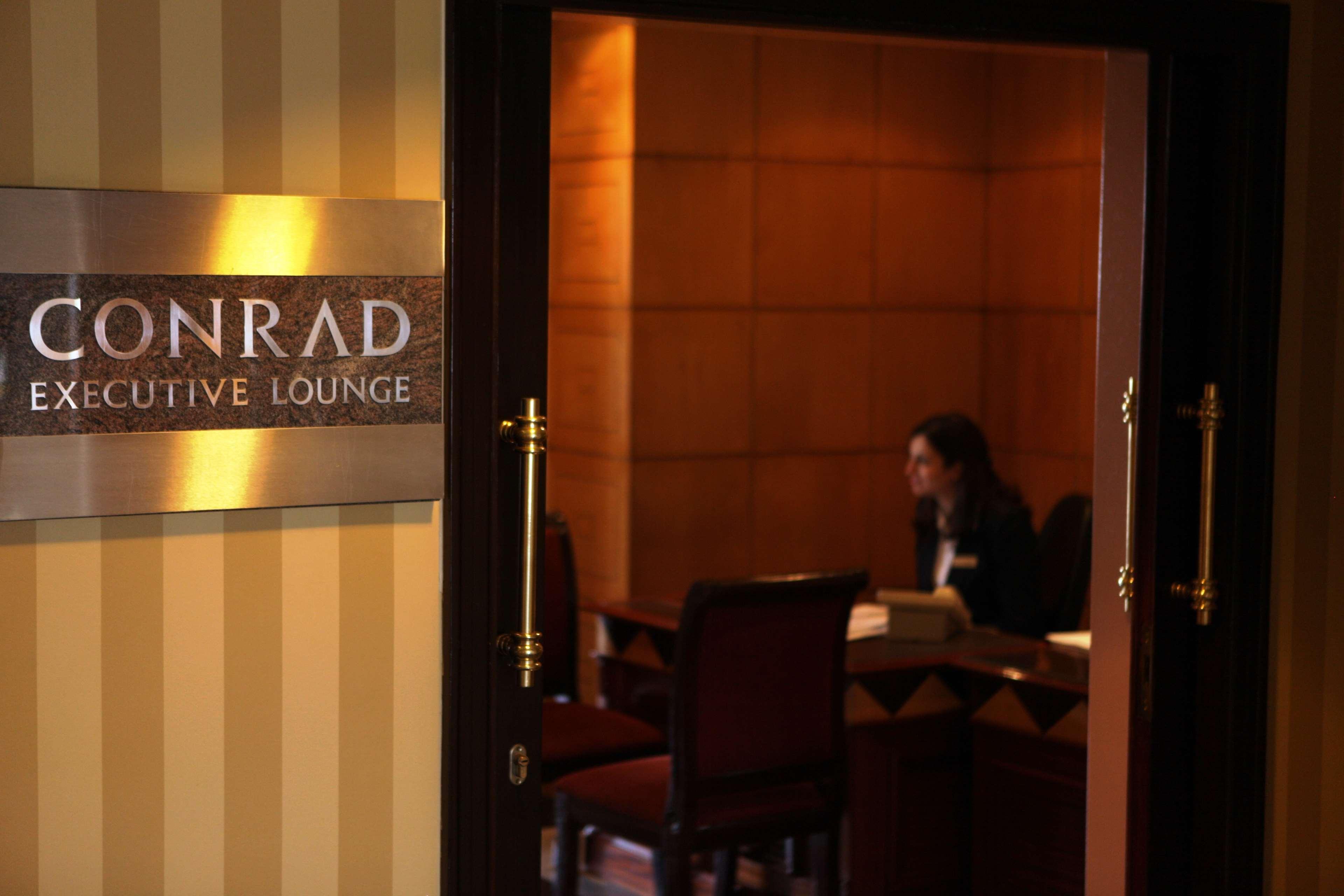 Отель Sofitel Cairo Downtown Nile Экстерьер фото Conrad Executive Lounge at Hong Kong International Airport