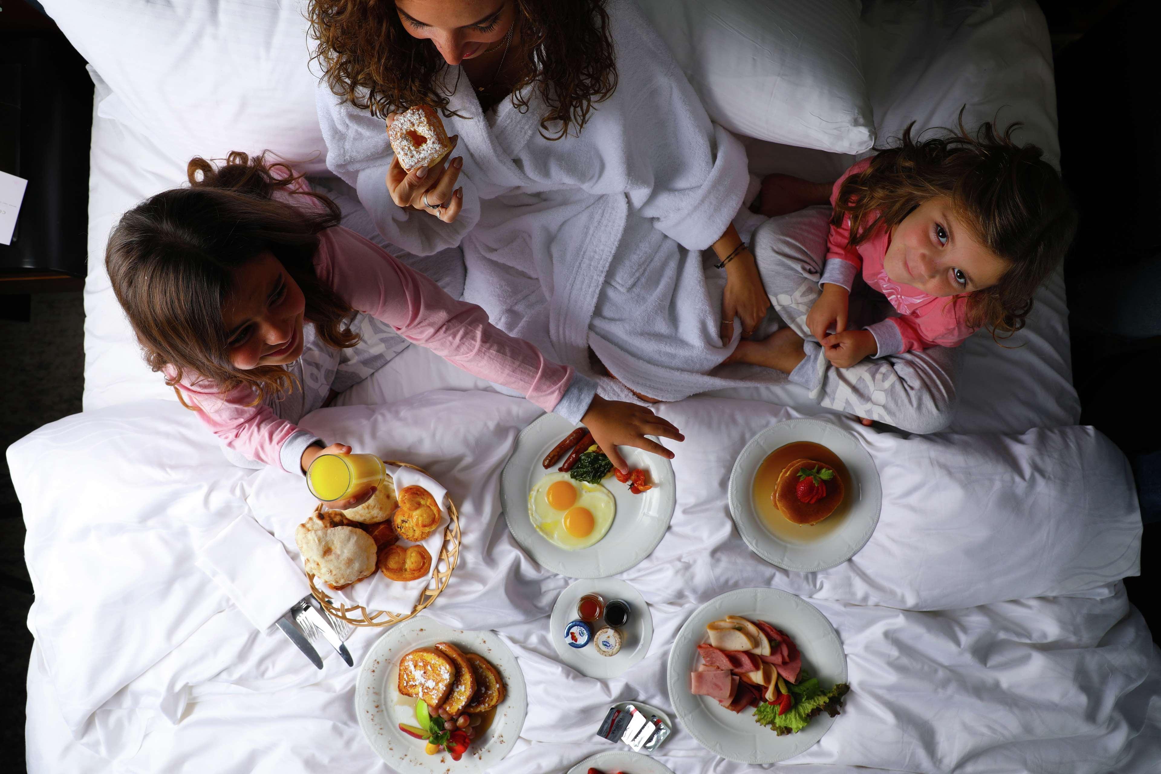 Отель Sofitel Cairo Downtown Nile Экстерьер фото A family breakfast