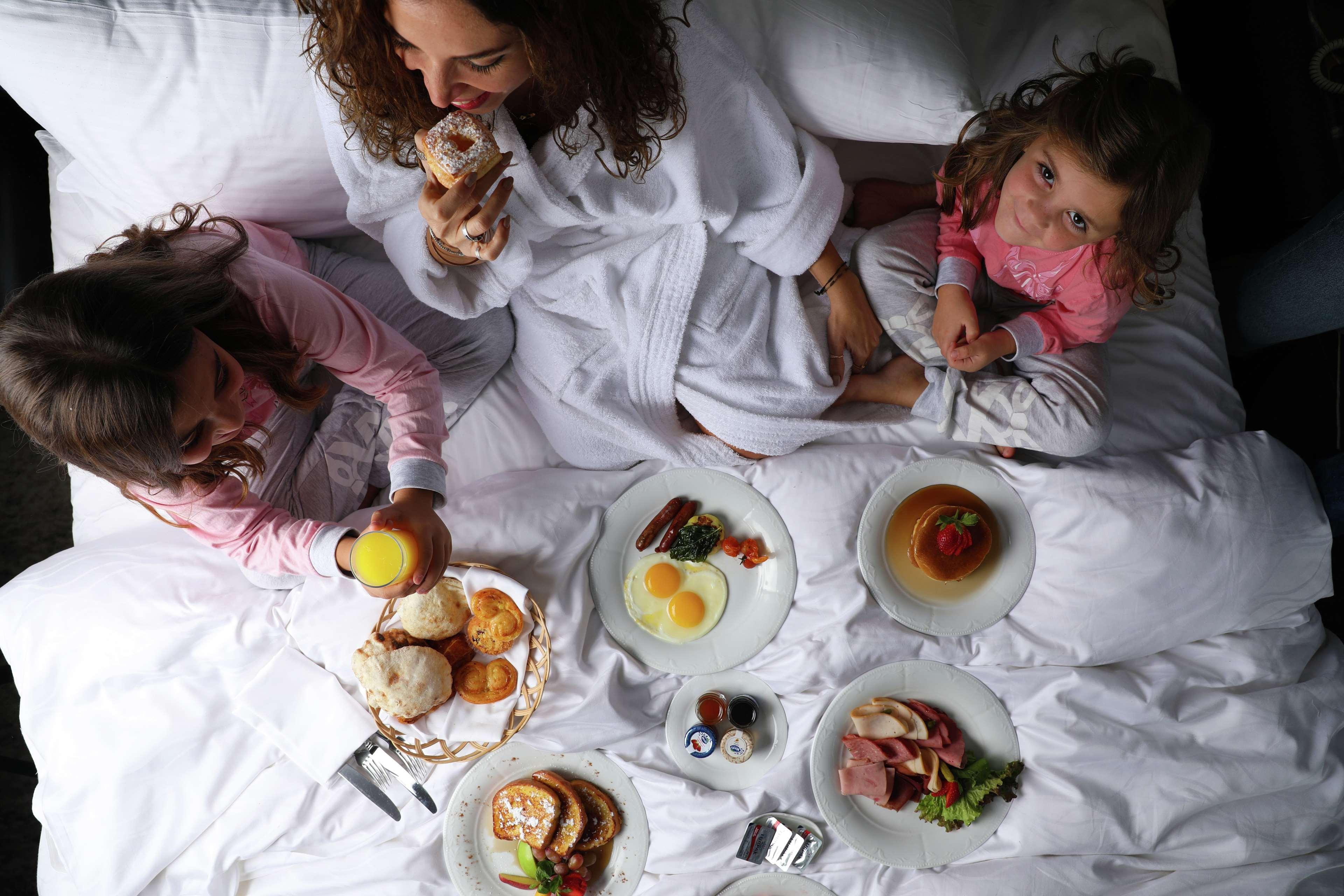 Отель Sofitel Cairo Downtown Nile Экстерьер фото A family breakfast in bed