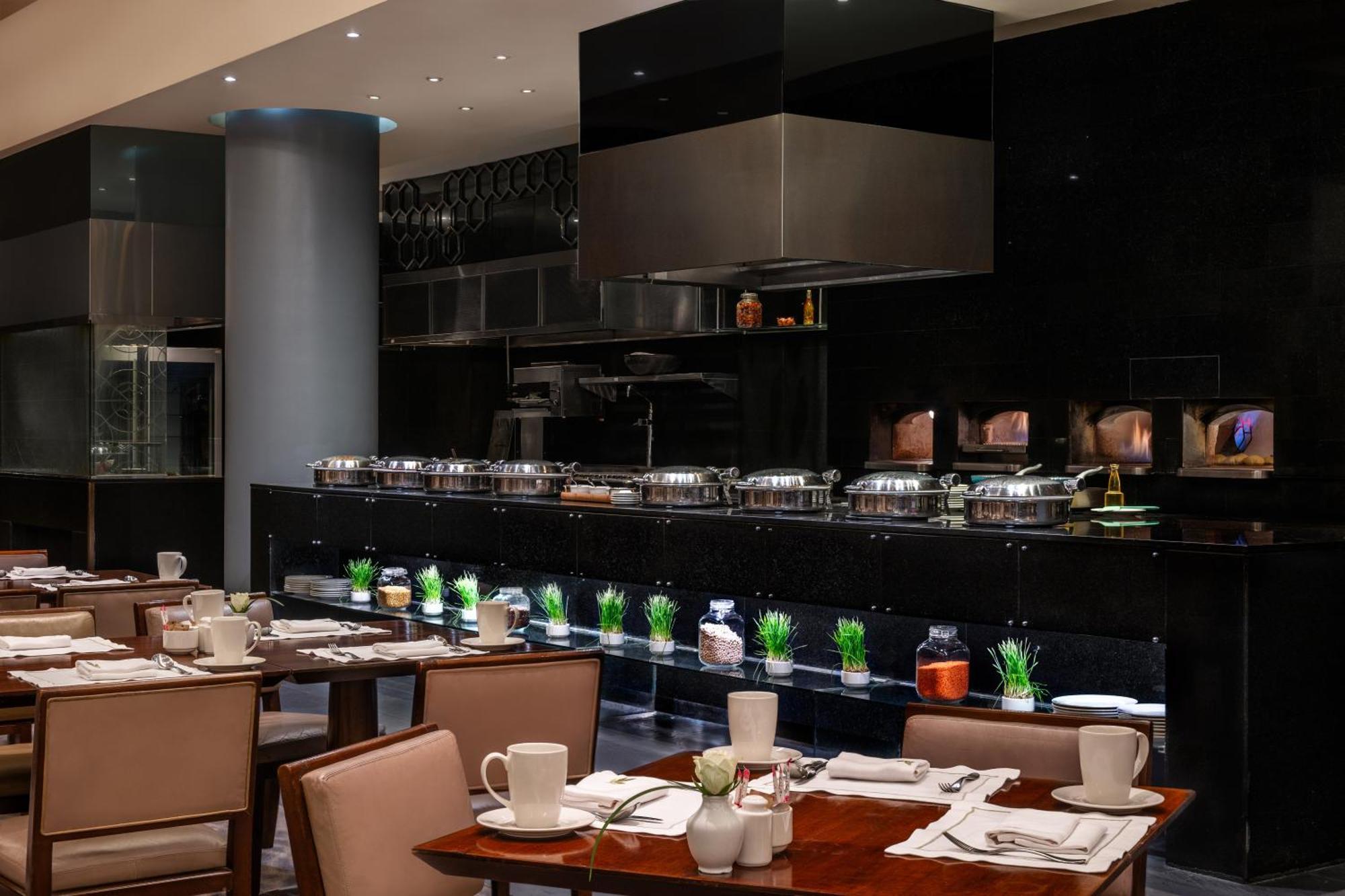 Отель Sofitel Cairo Downtown Nile Экстерьер фото The restaurant