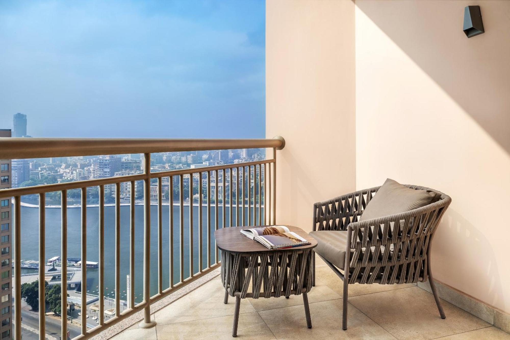 Отель Sofitel Cairo Downtown Nile Экстерьер фото A balcony