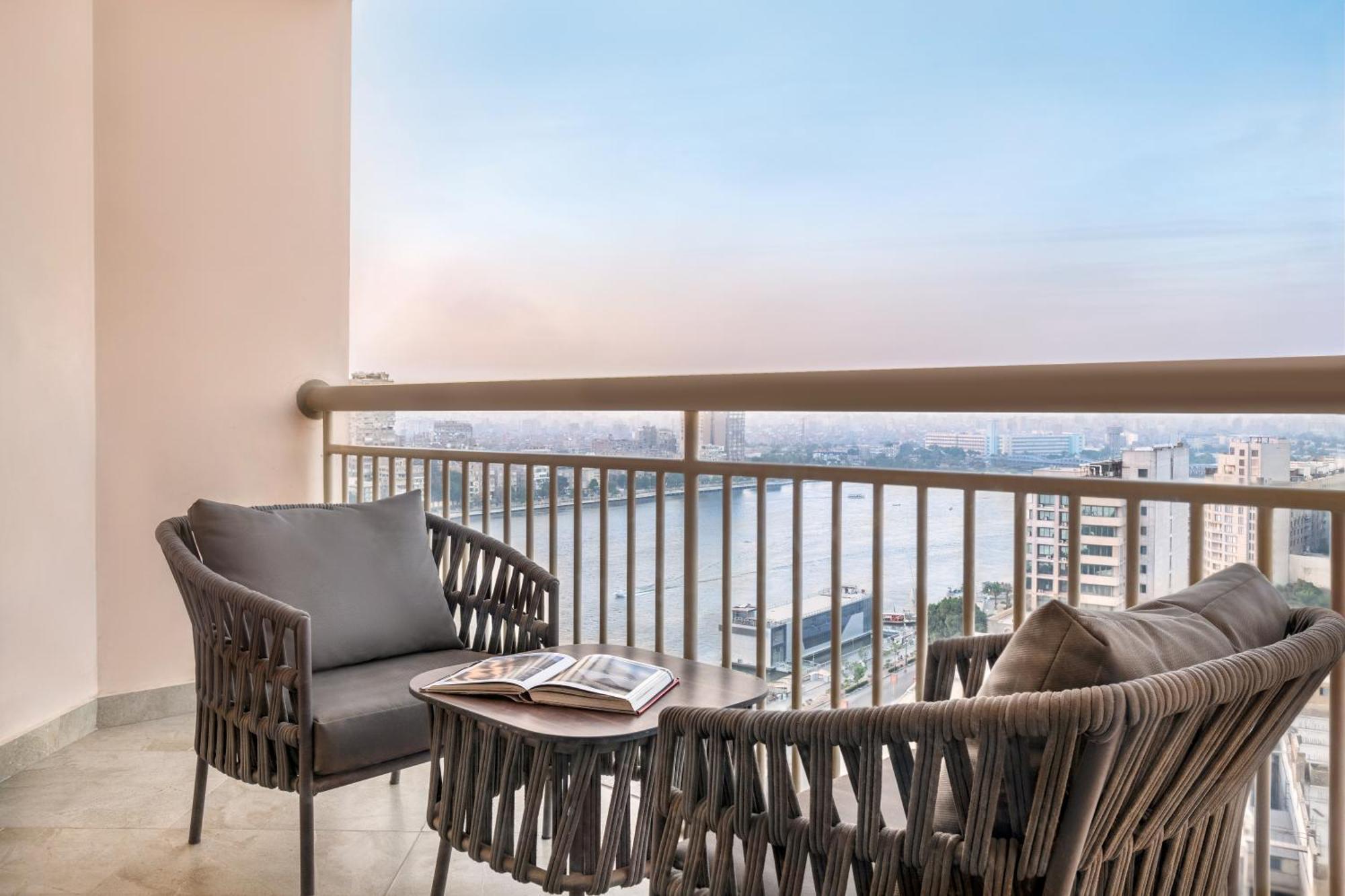 Отель Sofitel Cairo Downtown Nile Экстерьер фото Balcony